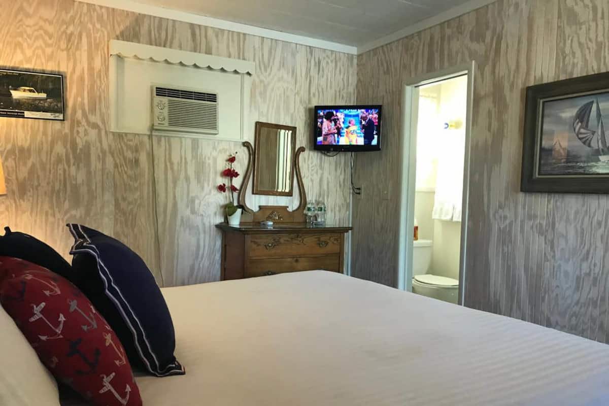 Deluxe Room, 1 King Bed | Premium bedding, iron/ironing board (on request), WiFi (free)