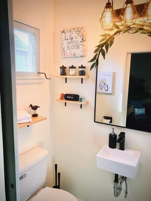Room | Premium bedding, iron/ironing board, free WiFi, bed sheets