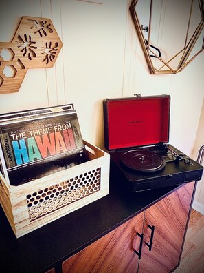 スタンダード ルーム クイーンベッド 1 台 | 高級寝具、アイロン / アイロン台、WiFi (無料)、ベッドシーツ