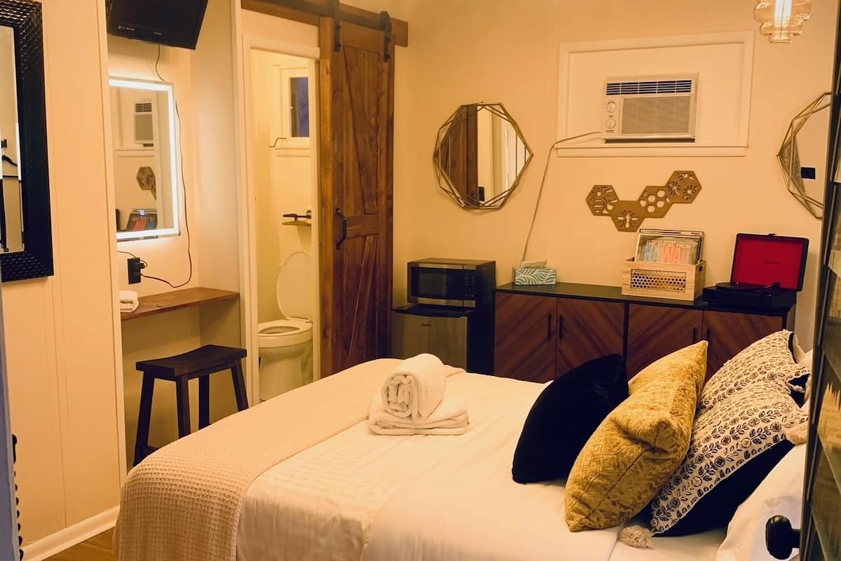 Standard Room, 1 Queen Bed | Premium bedding, iron/ironing board (on request), WiFi (free)
