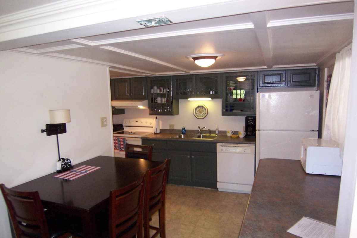 3 bedrooms, premium bedding, iron/ironing board, free WiFi