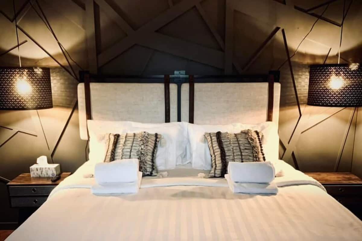 Executive Room | Premium bedding, iron/ironing board (on request), WiFi (free)
