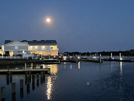 Fachada de la propiedad por la tarde o noche