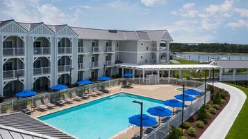 Udendørs pool, åben fra kl. 08.00 til kl. 20.00, liggestole