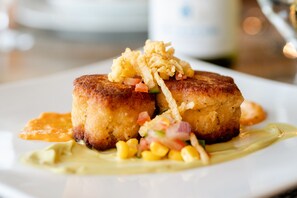 Breakfast, lunch, dinner served; southern cuisine
