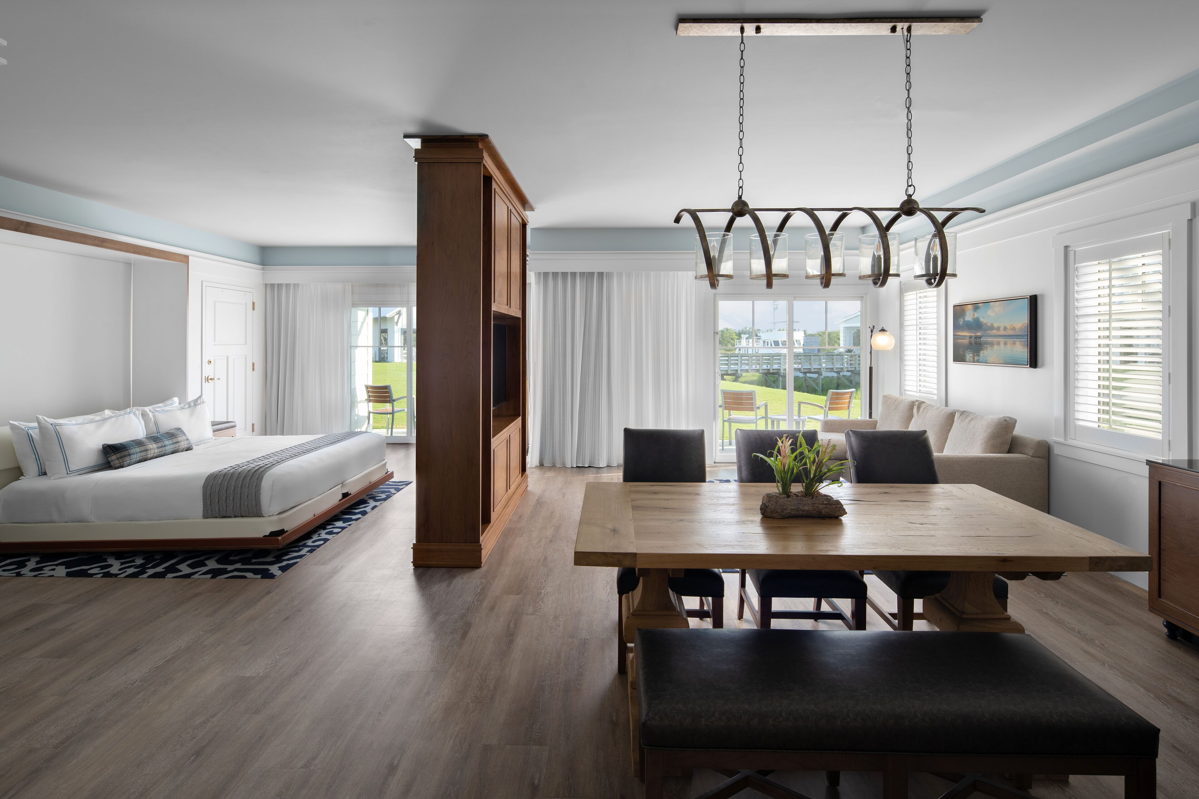 king hospitality suite | living area | flat-screen tv