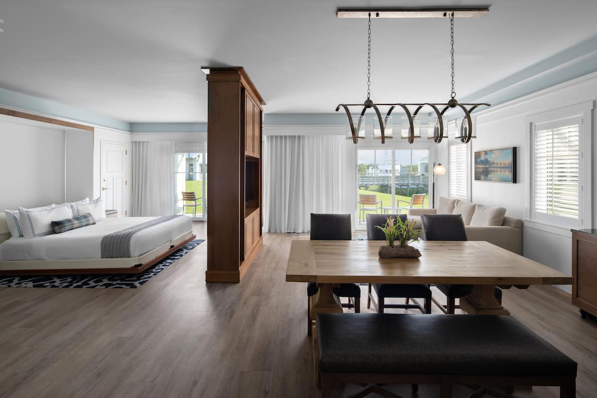 king hospitality suite | living area | flat-screen tv