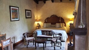 Minibar, in-room safe, desk, free WiFi - Cissus Boutique Hotel - Adults Only (Antigua Guatemala)