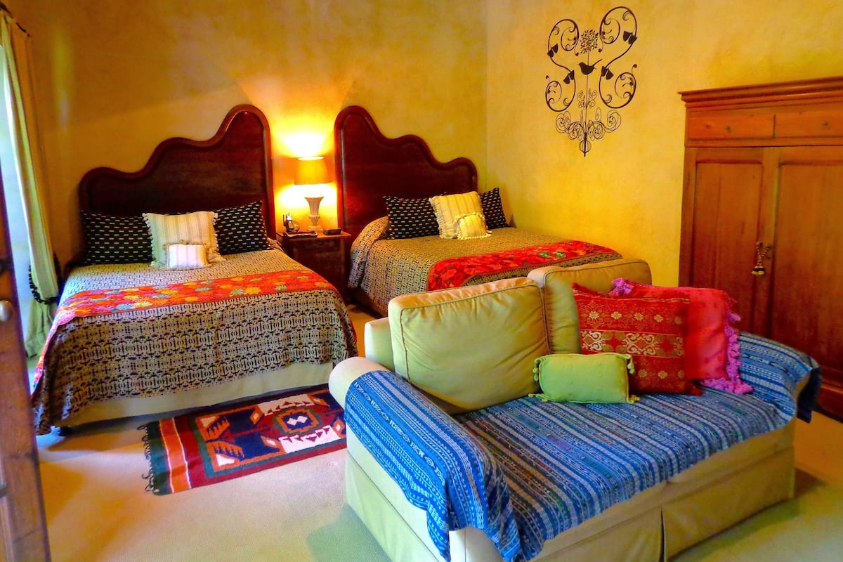 Standard-Doppelzimmer, 2 Queen-Betten | Minibar, Zimmersafe, Schreibtisch, kostenloses WLAN