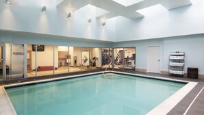 Indoor pool, outdoor pool - Sheraton Stamford Hotel (Stamford)