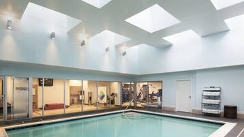 Una piscina techada, una piscina al aire libre