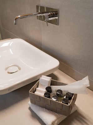 Douche, séchoir à cheveux, bidet, serviettes fournies