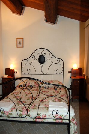 Free cots/infant beds, free WiFi, bed sheets