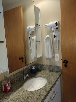 Bathroom - Marulhos Suites with sea view (Ipojuca)