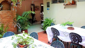 Bữa sáng đặc sản địa phương hàng ngày với phụ phí nhỏ 