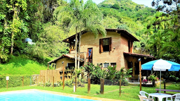 A house with a swimming pool, surrounded by lush greenery and hills. - Farmhouse on Félix Beach  (Ubatuba)