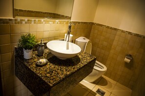 Apartment, 2 Bedrooms (2.5 Bathrooms) | Bathroom | Deep soaking tub, free toiletries, hair dryer, towels