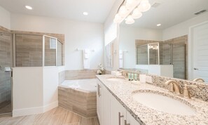 Combined shower/bathtub, hair dryer, towels - Modern 6 Bedroom Home with Upscale Living at Reunion (Kissimmee)