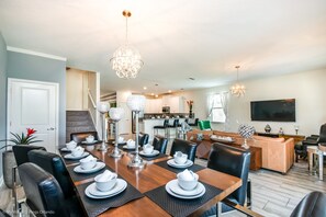 House, Multiple Beds | In-room dining