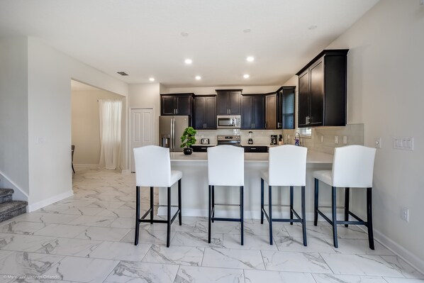 House, 6 Bedrooms | Private kitchen - Champions Gate Exec Villas- 1571palerway (Davenport)