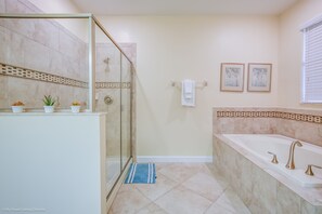 Ferienhaus, Mehrere Betten | Badezimmer