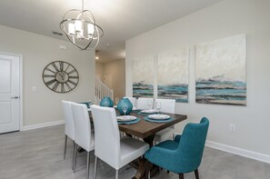 House, 5 Bedrooms | In-room dining