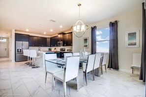 House, 6 Bedrooms | In-room dining