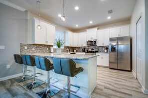 House, 6 Bedrooms | Private kitchen