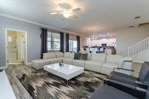 House, 6 Bedrooms | Living area | LCD TV