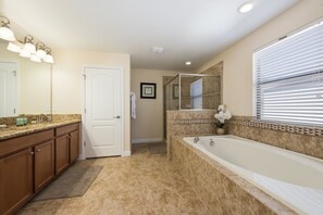 House, 6 Bedrooms | Bathroom | Combined shower/tub