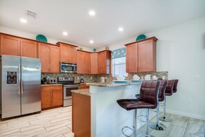 House, 6 Bedrooms | Private kitchen