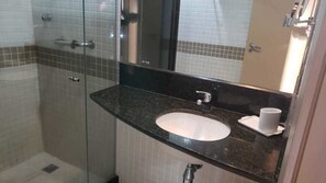 Shower, hair dryer, bidet, towels - Casa Del Mar (Rio de Janeiro)