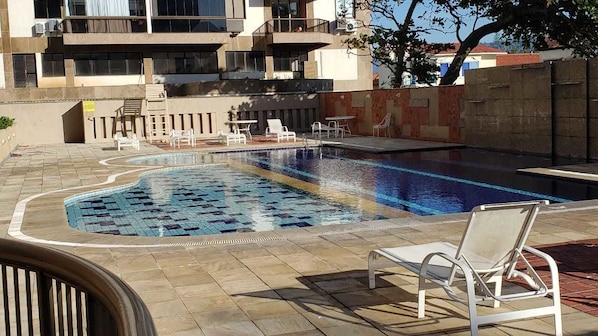 Utendørsbasseng og solsenger