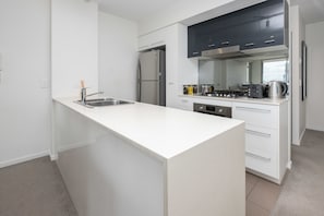 Full-size fridge, microwave, oven, stovetop