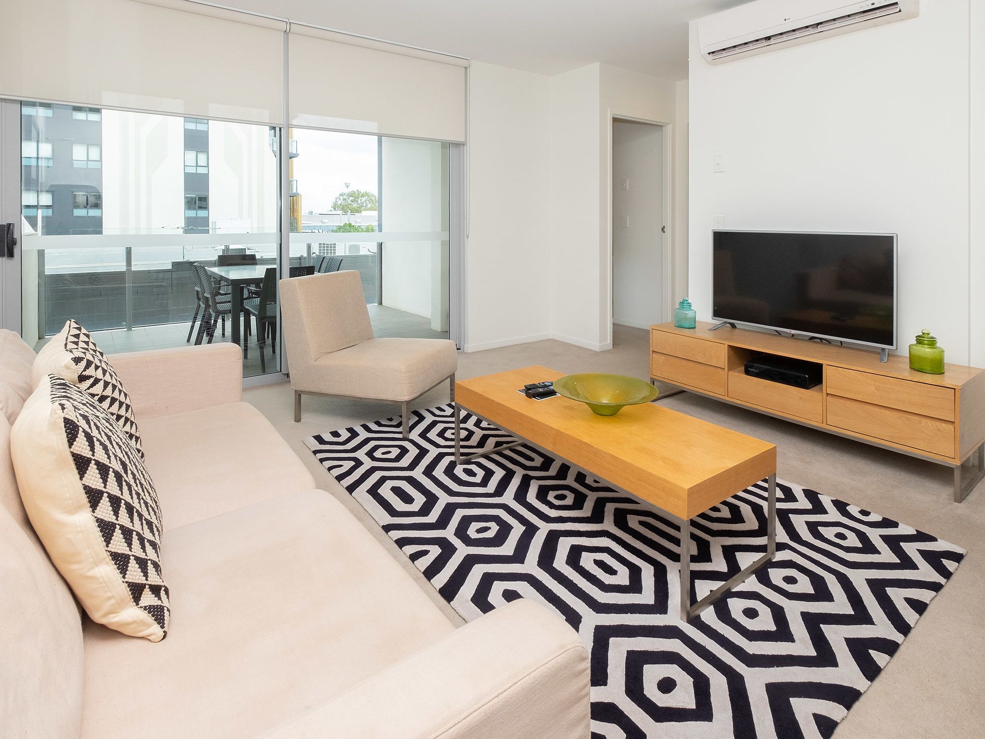 Exclusive-Apartment, 2 Schlafzimmer | Wohnbereich | 42-Zoll-Flachbildfernseher mit Digitalempfang, Smart-TV