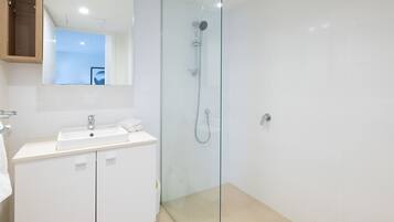 Ducha, artículos de tocador gratuitos, secador de pelo, toallas