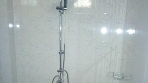 Apartment | Bathroom | Shower, rainfall showerhead, towels - Residence Fatou Ndiaye (St. Louis)