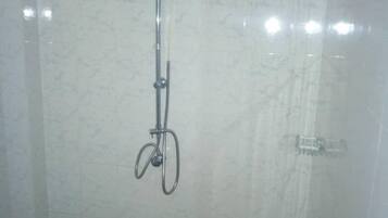 Căn hộ | Phòng tắm | Buồng tắm vòi sen, vòi sen phun mưa, khăn tắm