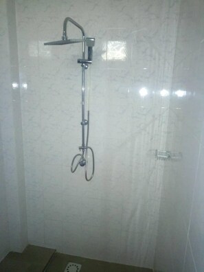 Apartment | Bathroom | Shower, rainfall showerhead, towels - Residence Fatou Ndiaye (St. Louis)