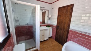 Dutxa, banyera d'hidromassatge, assecador de cabells i bidet