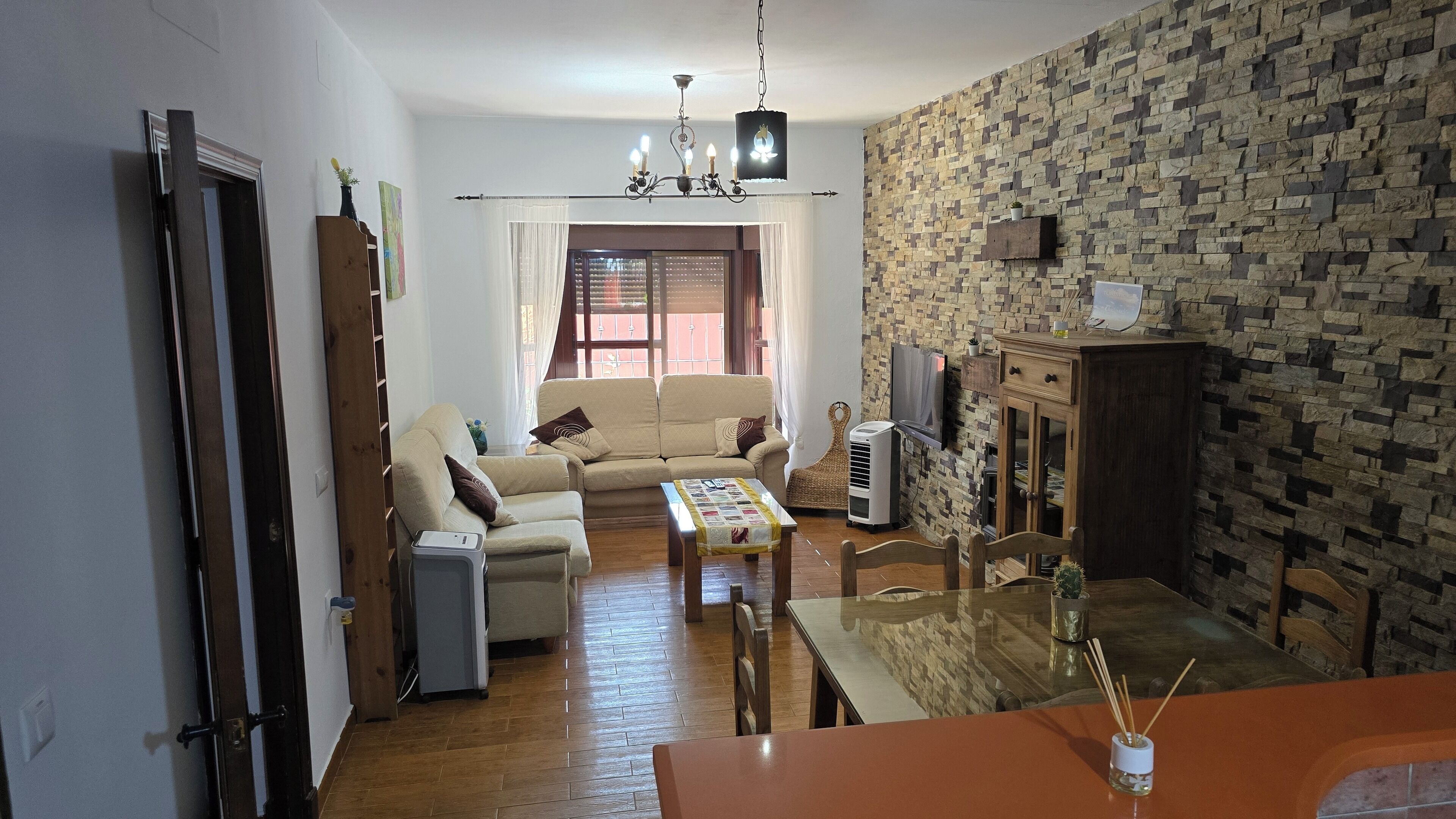 Een smart-tv en een open haard