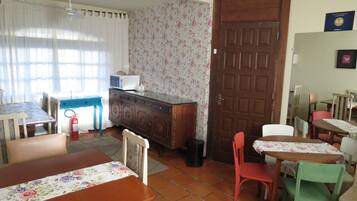 Café da manhã com buffet grátis todos os dias