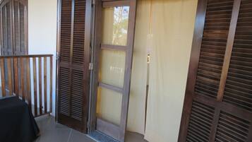 Suíte tradicional, várias camas | Sacada