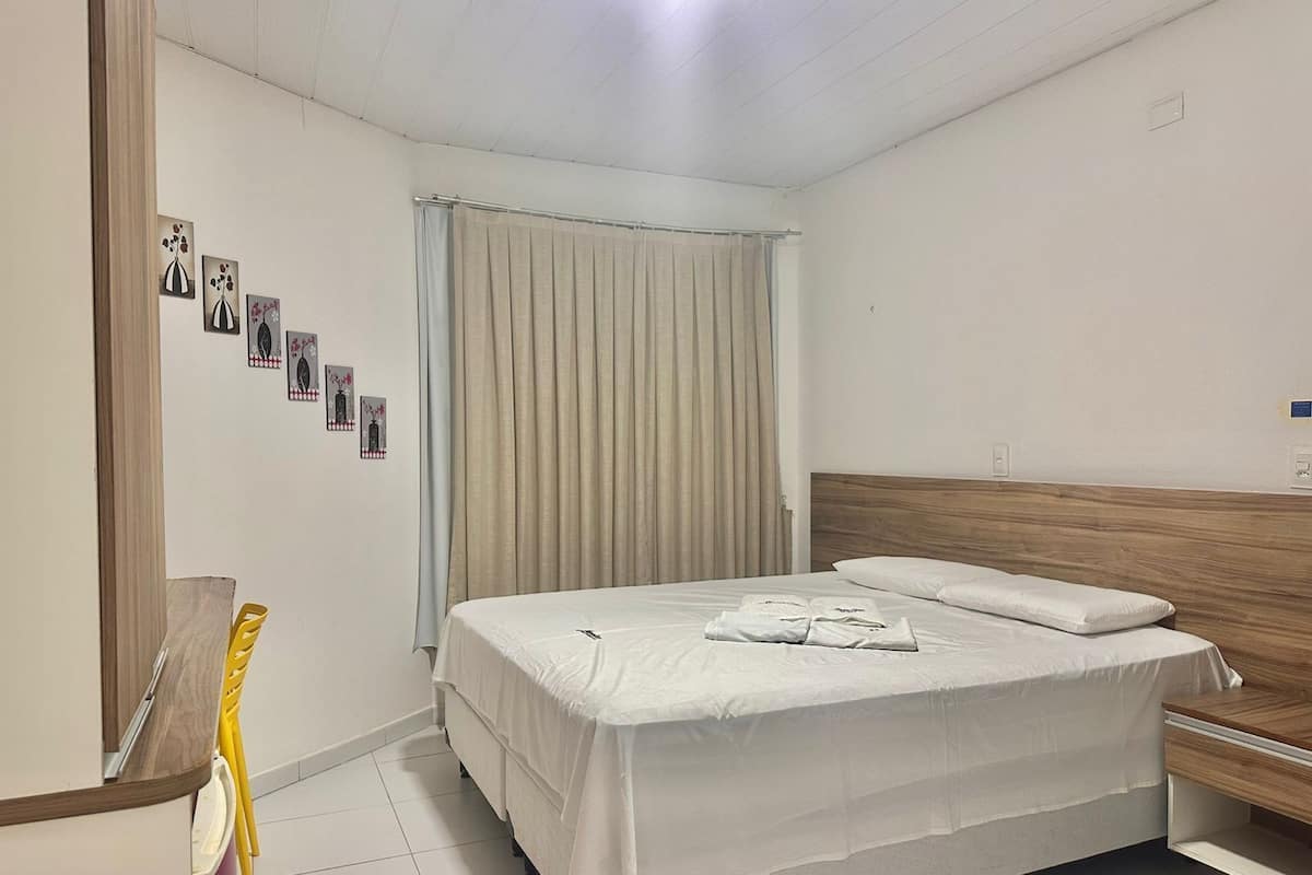 Rom – basic, 1 dobbeltseng (Plus) | Minibar, skrivebord, blendingsgardiner og strykejern/-brett