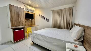 Quarto básico, 1 cama de casal (Plus) | Banheiro | Chuveiro, secador de cabelo (mediante solicitação), toalhas de banho