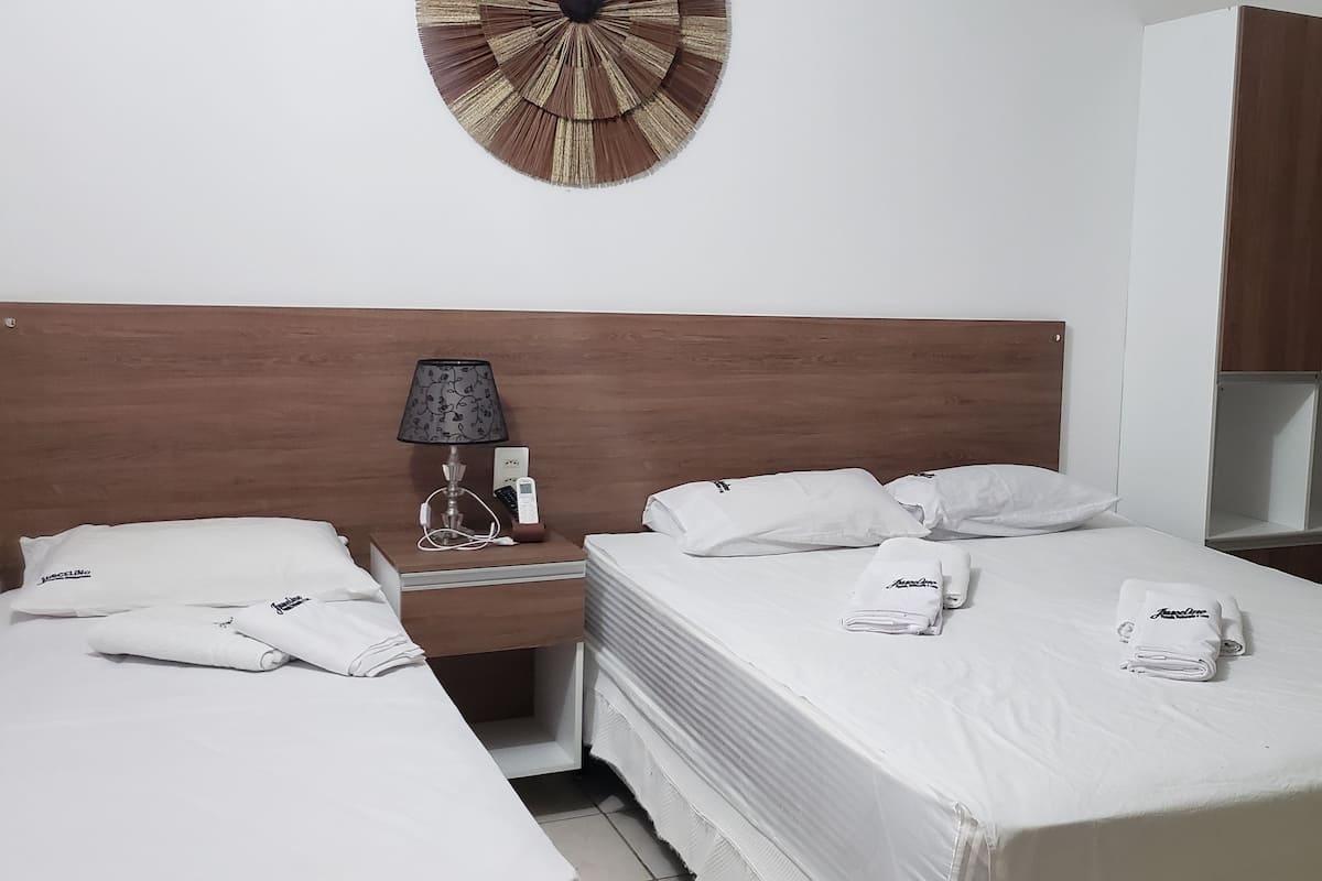 Driepersoonskamer, Meerdere bedden (Plus) | Een minibar, een bureau, verduisterende gordijnen