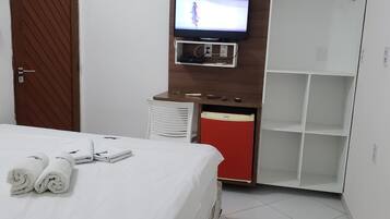 Chambre Double, vue partielle sur l'océan (Plus) | Minibar, bureau, rideaux occultants, fer et planche à repasser