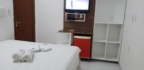 Dobbeltrom – basic, delvis havutsikt (Plus) | Minibar, skrivebord, blendingsgardiner og strykejern/-brett