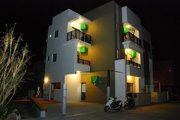 Overnatningsstedets facade – aften/nat