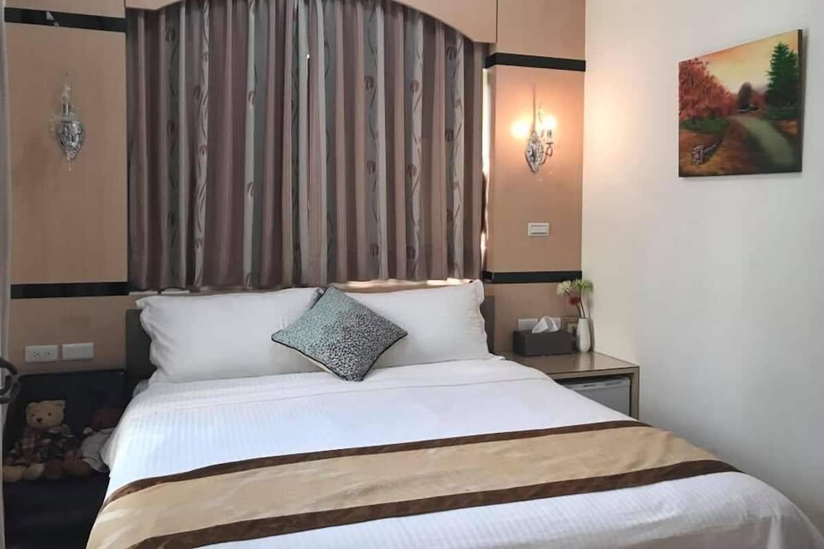 Double Room | Desk, free WiFi, bed sheets